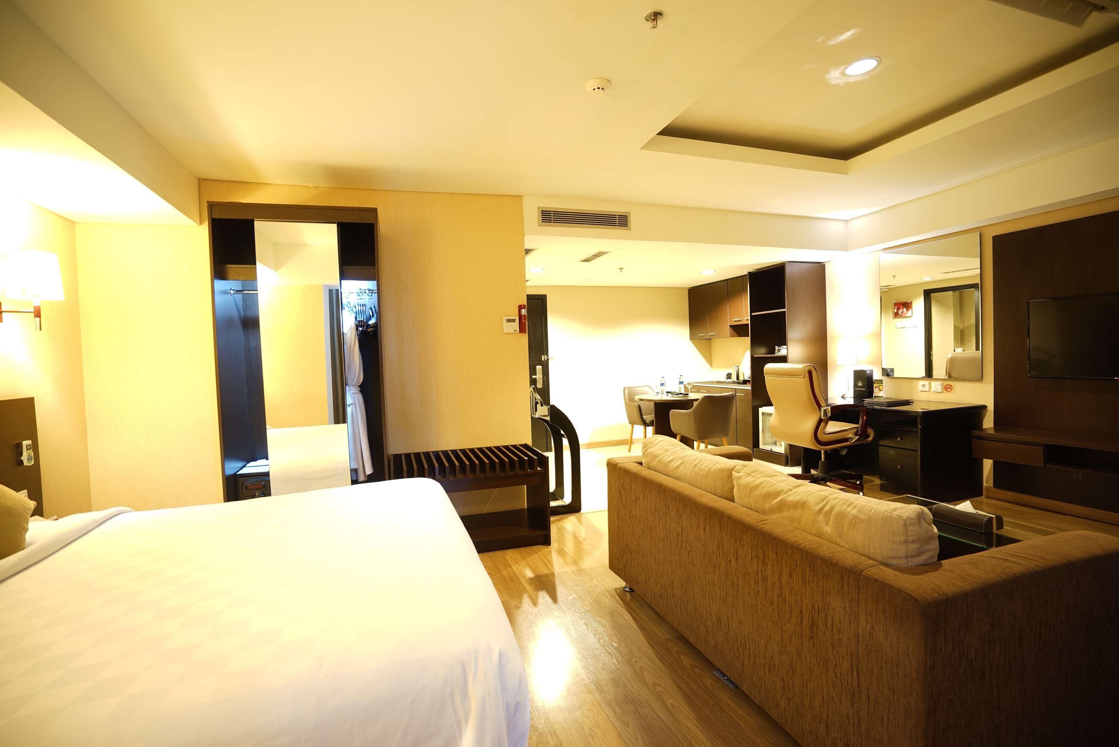 Best Western Premier The Hive Джакарта Екстериор снимка